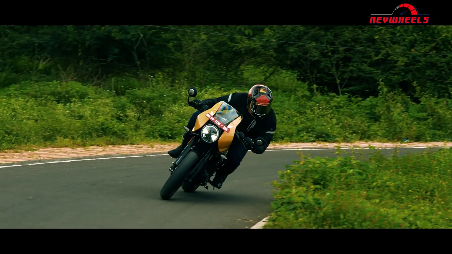 Triumph Thruxton 400 – Retro Rocket