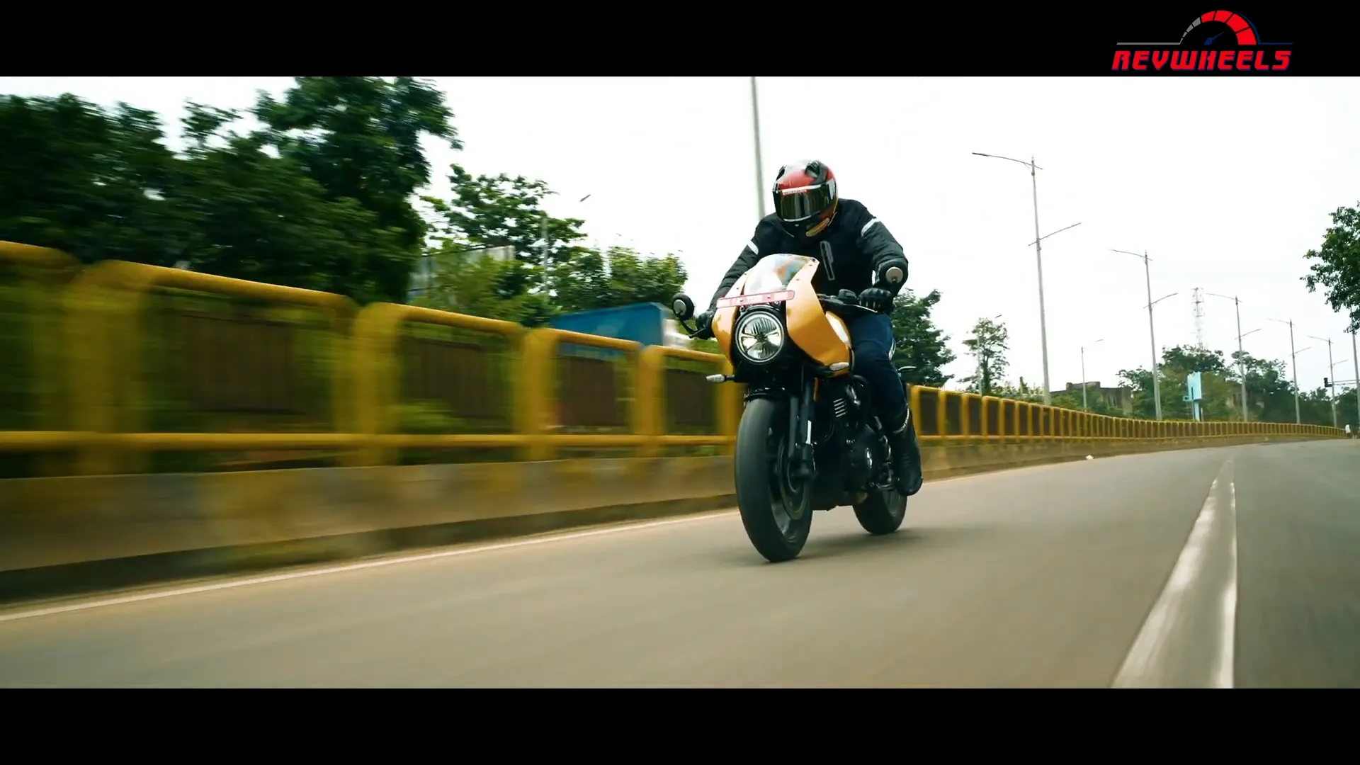 Triumph Thruxton 400 – Retro Rocket