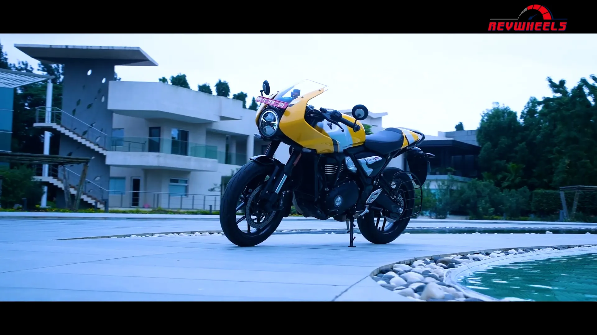 Triumph Thruxton 400 – Retro Rocket