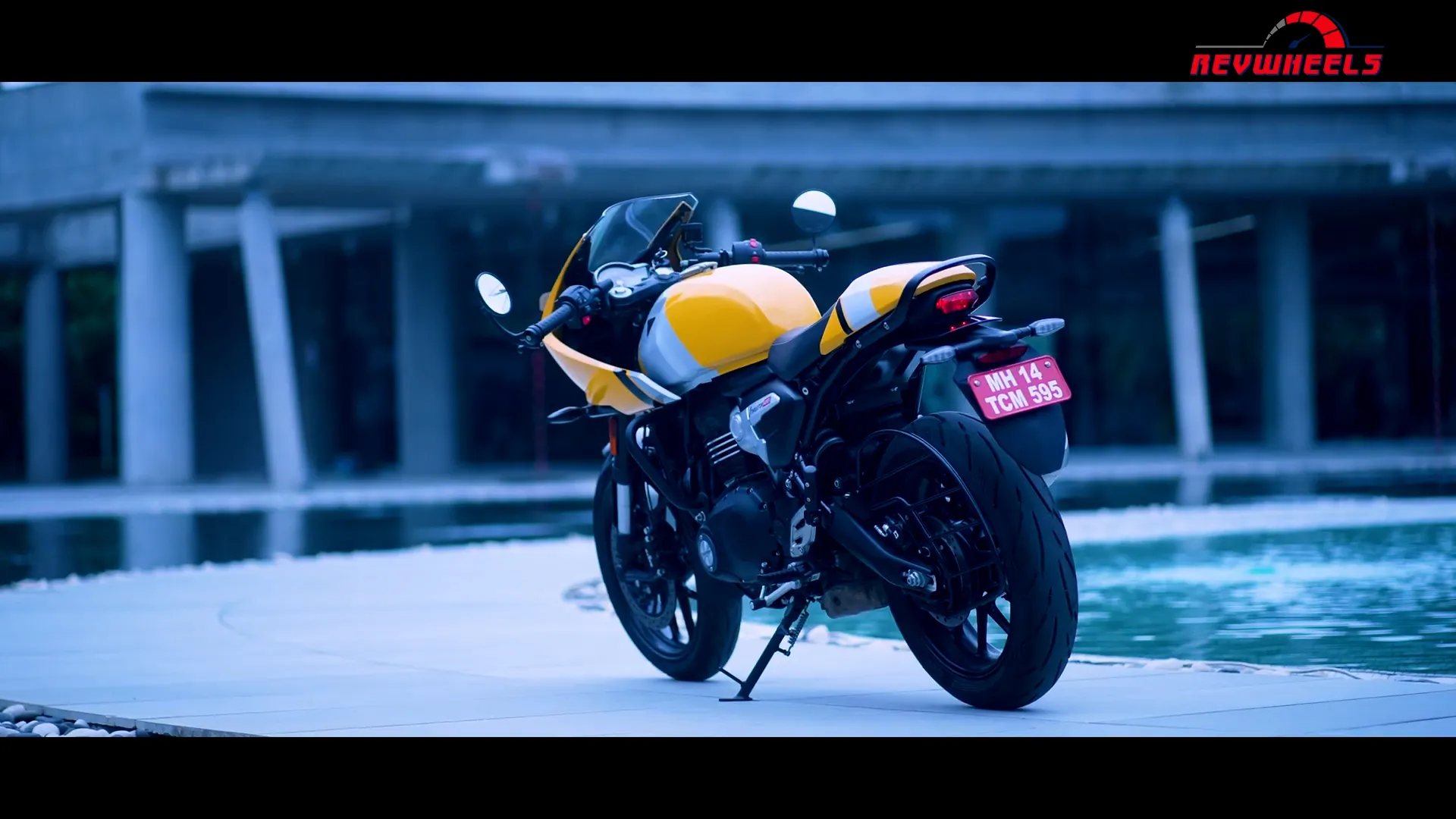 Triumph Thruxton 400 – Retro Rocket