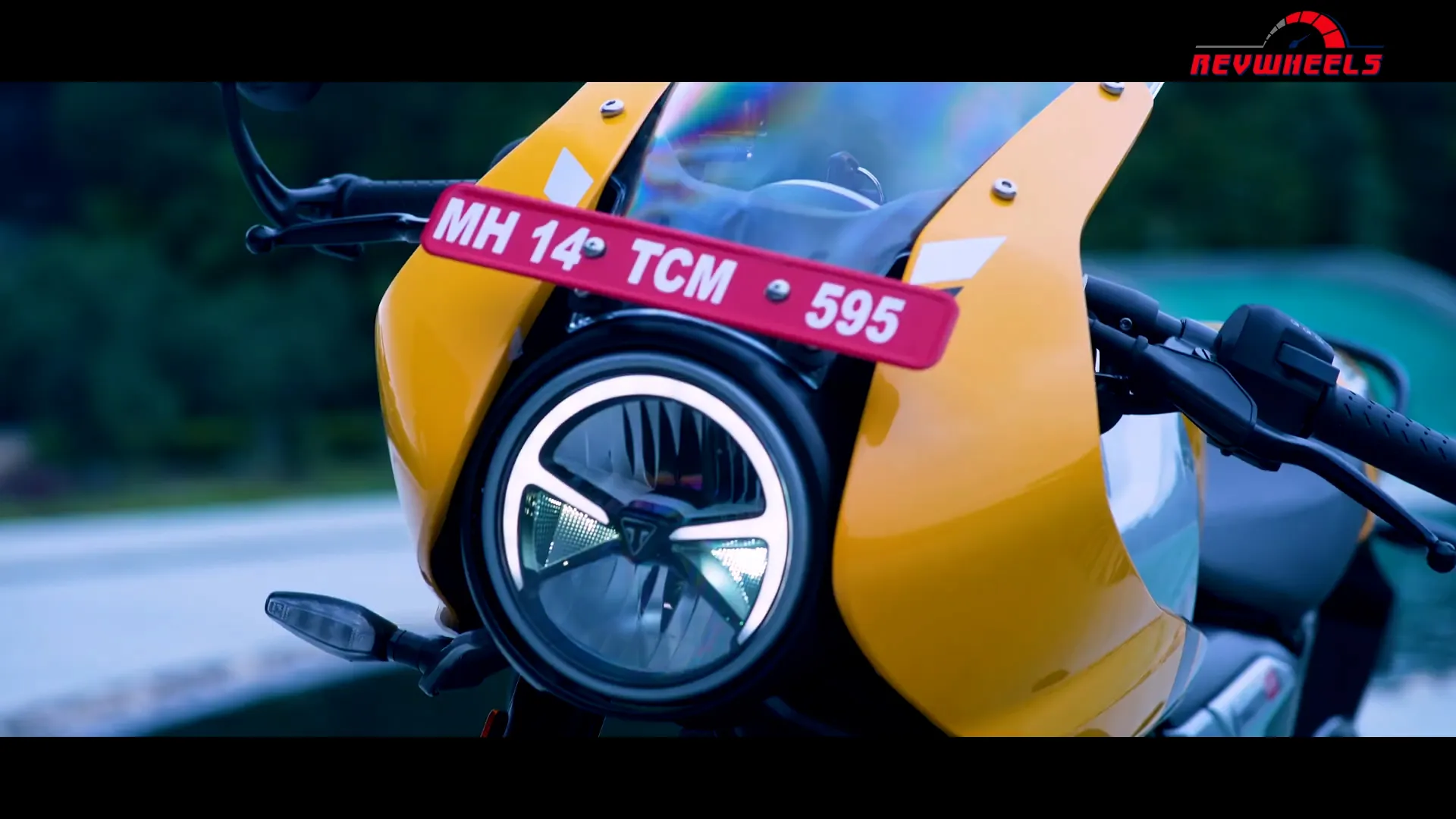 Triumph Thruxton 400 – Retro Rocket