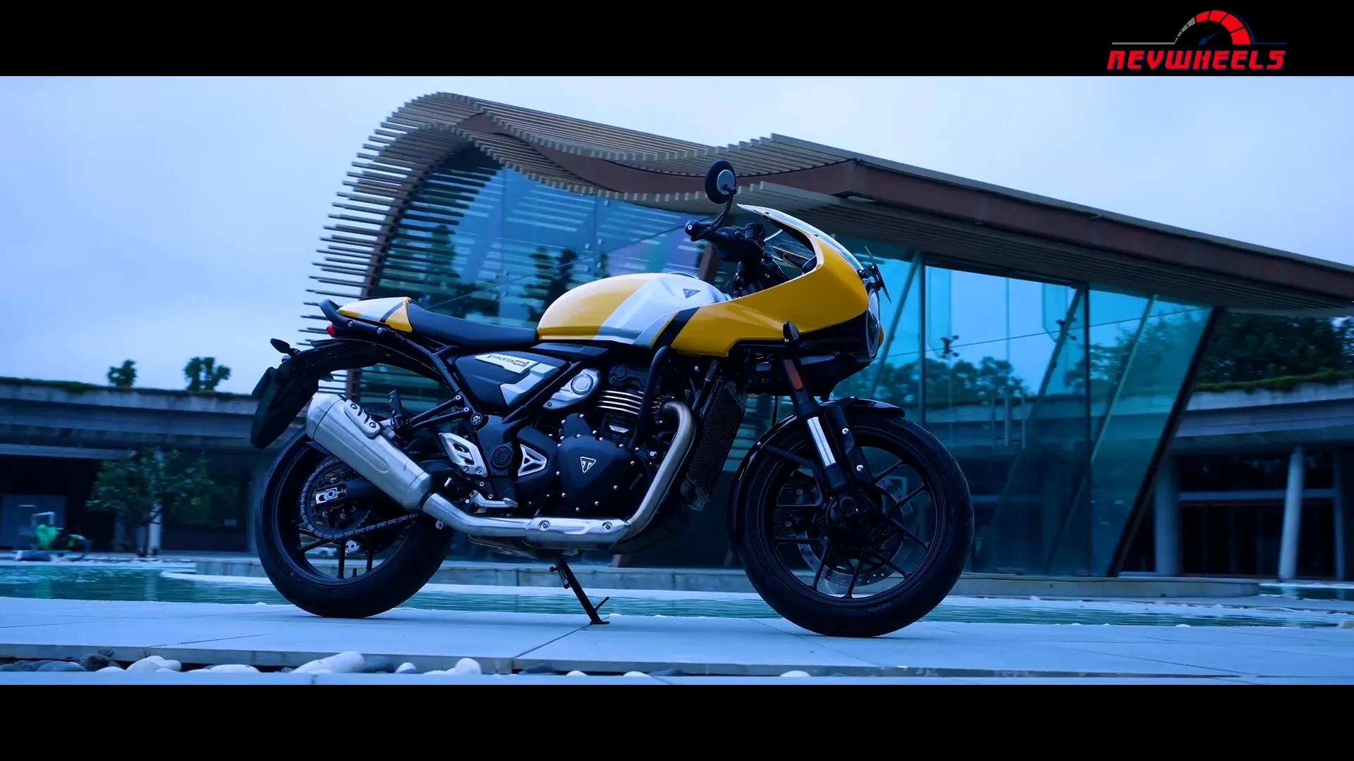 Triumph Thruxton 400 – Retro Rocket